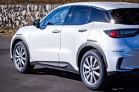 225/55R18サイズの「アドバンV61」タイヤを装着した「レクサスLBX」の走行シーン。LBXには、ほかに225/60R17サイズも純正タイヤとして採用されている。