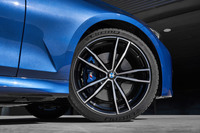 
	「Mスポーツ」専用デザインの19インチアルミホイール。試乗車はミシュランの「パイロットスポーツ4 S」タイヤが組み合わされていた。
	
