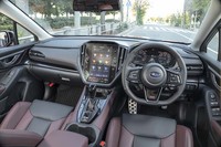 「デジタルコックピット」と名づけられた、新型「レヴォーグ」のコックピット周辺部。大型のセンターディスプレイや液晶タイプのメーターが目を引く。