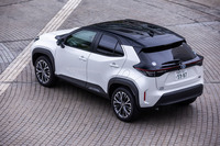 「ヤリス クロス」の外装色は、写真のツートンカラー「ブラックマイカ×ホワイトパールクリスタルシャイン」を含む全15タイプ。