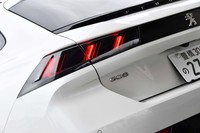 縦に光線が浮かび上がるリアコンビランプ。プジョーの象徴であるライオンの爪痕がモチーフとなっている。