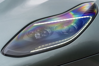 ダークカラーで塗られたヘッドランプ。ウイング型のポジションライトが鮮やかに浮かび上がる。