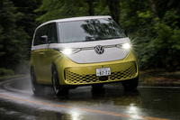 ボディーカラーはポップな色とホワイトのバイカラーが3タイプ、単色が3タイプ。この色では賓客の送迎には使いづらいためか、モノトーンは銀、白、黒とトーンを抑えめのラインナップだ（黒内装もある）。