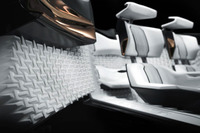 こちらは2015年に公開されたプジョーのコンセプトカー「フラクタル」の内装。オープンカーでありながら優れた音響効果をもたらすという複雑な形状のドア内張りは、3Dプリンターで製作されたものだった。そのプジョーブランドのクルマは現在、シャシー用パーツも多くが3Dプリンターでつくられている。