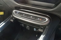 センターコンソールに、スイッチ式のシフトセレクターが配置されている。