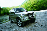 1994年には派生モデルとして軽自動車の「パジェロミニ」が登場。これは1998年にフルモデルチェンジした2代目。