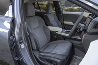 シート表皮はウルトラスエード。カラーはこの青みがかった「オラージュ」のほか、「ヘーゼル」と「グレースケール」も選べる。