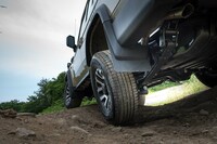 圧巻の路面追従性は、前後リジッドアクスルの足まわりならでは。万が一スタックしても「アクティブトラクションコントロール」がトラクションを確保。それでもダメな場合に備え、前後にデフロックも装備されている。