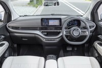 ダッシュボードはシンプルな造形ながら、グレーのファブリックを大胆に使ってオシャレに仕上げている。シフトセレクターは押しボタン式。