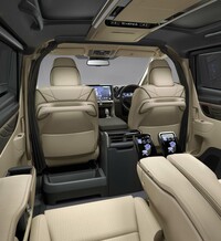 「トヨタ・アルファード」の4人乗り仕様車「スペーシャスラウンジ」登場の画像