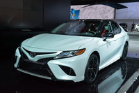 新型「カムリ」には2種類のデザインが用意されている。写真は白と黒のツートンカラーが映えるスポーティーモデル。