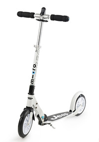 成約特典のキックボード「マイクロ・ホワイト インターロック」。フロントタイヤの上の部分に「セブンスロットグリル」が描かれている。