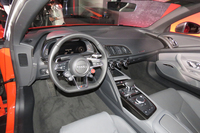 ドライバーの操作を優先した“モノポストデザイン”が採用された、「R8スパイダー」のインテリア。