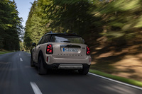 「MINIクロスオーバー」の限定車が登場　テーマは英国スコットランドのハイランド地方の画像