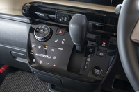 センターコンソールには三菱のフラッグシップモデル「アウトランダー」のようなダイヤル式ドライブモードセレクターが備わっている。これは日産版にはない装備だ。