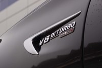 エンブレムに示されるとおり、「AMG E63 S 4MATIC＋」のエンジンは2基のターボで過給される。最高出力612psで最大トルクは850Nm。