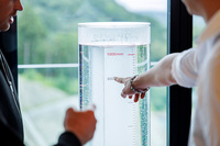 最大渡河深度はまさかの1m！ 会場には、その深さを示す柱状のオブジェも展示されていた。