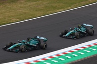 プレシーズンテストの絶不調を引きずったまま開幕を迎えたアストンマーティン・ホンダ。第3戦日本GPでは、予選で新興キャデラックにも負けて2台そろって最後尾に。レースではランス・ストロール（写真前）、フェルナンド・アロンソ（同後ろ）がタンデムで周回を重ね、実戦を使ったデータ収集に努めた。ストロールはリタイアとなったが、アロンソは今季初完走の18位。テストから出遅れライバルに大きな差をつけられている現状から、チーム一丸となって抜け出そうとしている。（Photo=HRC/Getty）