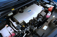 ハイブリッドシステムは、「プリウス」と同様に1.8リッター直4エンジンがベース。JC08モードの燃費値は、グレードにより37.2km/リッターまたは30.8km/リッターとなっている。