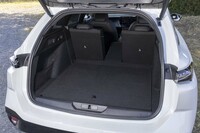 後席の背もたれは40：20：40の3分割式。センター部分を倒すとコンソールボックスとひとつながりになるところが考えられている。