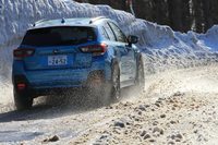 残雪がシャーベット状となった路面を走る「スバルXV」。「ブルーアース4S AW21」は、こうした路面でも高いグリップ力を発揮する。
