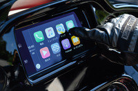 2019年モデルのトピックのひとつとして挙げられるのが、最新鋭のインフォテインメントシステム。Apple CarPlayに対応しており、ヘッドセットによる音声入力やタッチパネルでの操作が可能。もちろん表記は細部まで日本語に対応している。「CVO」ファミリーの全車と、「ツーリング」ファミリーの一部のモデルに装備される。