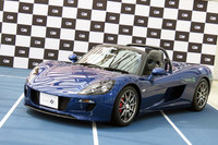 GLM最初の製品である電動スポーツカーの「トミーカイラZZ」。