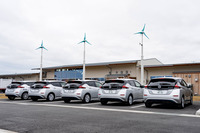 パワーコントロールシステムに搭載される充放電制御システムは、太陽光、風力、水素燃料電池の発電量と、商業施設「道の駅なみえ」の電力需要の情報をもとに、自律的にEVの充放電を行う。