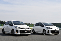 「ヴィッツGRスポーツ“GR”」（写真左）は「ヴィッツGRスポーツ」（同右）をベースに、ボディーの強化や足まわりの専用チューニングが施されている。冷却効率を優先してスクエアなデザインとされた大型のアンダーグリルは共通のアイテム。