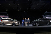 右からトヨタ自動車の中嶋裕樹副社長、サイモン・ハンフリーズ執行役員、CVカンパニー製品企画の吉岡憲一チーフエンジニア。