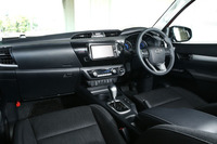 インテリアカラーはブラックが基調。部分的に、シルバーのアクセントでドレスアップされている。