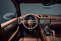 インテリアでは、パワーステアリングプラスやサラウンドビューカメラなどを標準装備している。