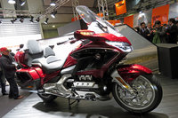 ホンダの大型ツアラーである「ゴールドウイング」。1.8リッター（！）の大排気量6気筒エンジンを積むものの、道路運送車両法では「小型二輪」というくくりとなる。小型とは一体……。