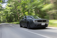 衝突被害軽減ブレーキやアダプティブクルーズコントロール、ブラインドスポットモニターなどの先進運転支援システムはすべて標準装備。カスタマイズによって失われた機能はなにもない。