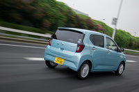 JC08モード計測による燃費は、「ミラ イースG“SA III”」が35.2km/リッター、「アルトX」が37.0km/リッターとなっている。