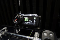 小さな画面でライダーに明快な情報を提示するため、表示情報をあえてシンプルにしたという。写真は4.5インチTFTディスプレイ。画面が広いため、2.5インチに比べて表示情報が増えている。