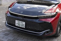 薄型のヘッドランプを採用し、低く構えたフロントマスクは歴代モデルとは一線を画すデザインだ。「RS」にはグリルシャッターが備わらない。