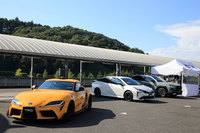 TRDが持ち込んだ3台のカスタマイズカー。奥に見えるグレーのSUVは、「RAV4」の「Field Monster（フィールド・モンスター）」のエアロパーツ装着車だ。
