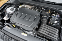 日本初導入となる新型ディーゼルエンジン「EA288evo」。高負荷の状態でも低負荷の状態でも窒素酸化物（NOx）を効率的に除去できるよう、排気系には尿素SCRシステムを2基備えている。