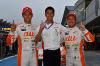 勝利を喜ぶLEXUS TEAM au TOM'Sの3人。写真左から、中嶋一貴、伊藤大輔監督、そして関口雄飛。