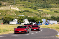 高いパフォーマンスと優れた快適性を併せ持つフェラーリの「296」シリーズ。EV走行も可能な電動パワートレインも、スーパーカーの新たな楽しみ方を感じさせてくれた。