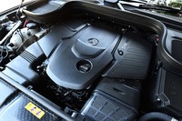 1200rpmという低回転域から700N・mもの最大トルクを発生する2.9リッターディーゼルエンジン。アルミ製クランクケースを採用するなど軽量化にも配慮されている。