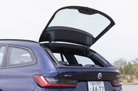 BMWの「ツーリング」ではおなじみとなっている、単独で開閉可能なガラスハッチ。絶妙な傾斜角によってバンパーよりも後ろにはみ出さないようになっている。