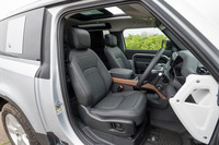 前席の仕様は5ドアの「110」とほぼ同じ。後席へのアクセスのため、肩口にはリクライニング用のレバーが追加されている。