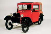 1929年に登場した「BMW 3/15 PS」。BMWの名を冠した最初の四輪モデルは、イギリスの大衆車「オースチン・セブン」をライセンス生産したものだった。