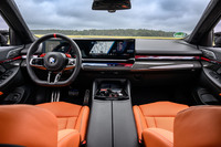 インテリアには赤いセンターマーク入りのステアリングホイールやMカラーのアンビエントライトなどを採用。スポーティーさとラグジュアリーさを絶妙に両立させている。