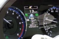 センサーによる外部の認識状況は、メーター内のディスプレイで確認可能。こちらは先行車と右の区画線を把握しておらず、左の区画線のみを参考に走行している状態である。