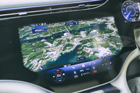 「EQS」は、実際の路上の映像に重ねて、わかりやすく進行方向を表示する「MBUX ARナビゲーション」を搭載する。航空写真を思わせる3Dマップ（写真）も便利な機能だ。