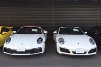 「911カレラ」（ともにカブリオレモデル）。向かって左が992型、右が991型。