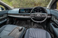 インテリアでは、ダッシュボードのエアコンルーバーなど各所にカッパーの装飾を採用。他の箇所の繊細妙味な色味もあって、それが実に自然に収まっている。（写真：向後一宏）